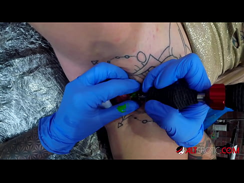❤️ Extremamente tatuada, a brasa Sully Savage fez uma tatuagem no seu clítoris Porno porno em nós pt.higlass.ru